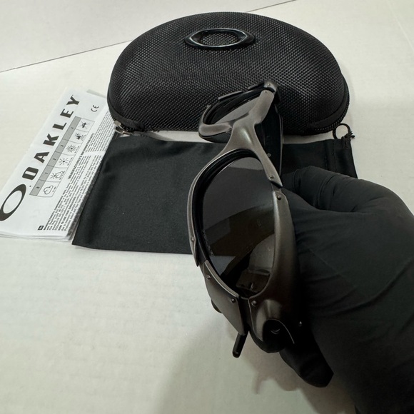 Oakley Plate Polarized Sunglasses Gun Metal Frame Grey Lenses Y2K Gorpcore🔥 - Picture 7 of 11